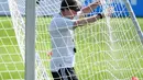 Pelatih Jerman Joachim Loew mengambil bola dari gawang saat sesi latihan MD-1 di Herzogenaurach, Jerman, Senin (28/6/2021). Jerman akan melawan Inggris pada babak 16 besar Euro 2020. (Christof STACHE/AFP)