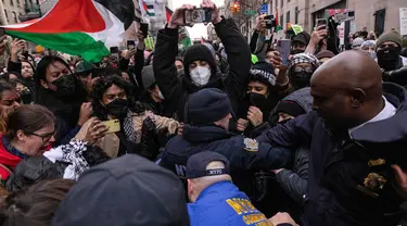 Petugas NYPD bentrok dengan pengunjuk rasa pro-Palestina dalam unjuk rasa "All out for Palestine" di luar Universitas Columbia di New York pada 2 Februari 2024. (Yuki IWAMURA/AFP)