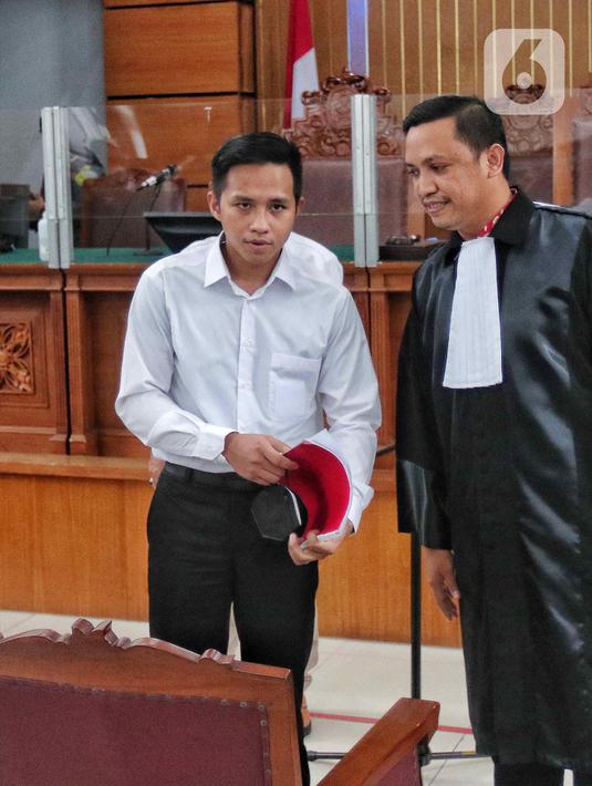 Bharada Richard Eliezer Pudihang Lumiu atau Bharada E (kiri) sesaat sebelum menjalani sidang perdana terkait kasus dugaan pembunuhan berencana Brigadir Yosua Hutabarat alias Brigadir J di Pengadilan Negeri Jakarta Selatan, Selasa (18/10/2022). Sidang beragendakan pembacaan dakwaan oleh Jaksa Penuntut Umum. (Liputan6.com/Angga Yuniar)