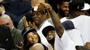 LeBron James merayakan gelar dengan foto selfie bersama sang istri, Savannah. (EPA/DAVID MAXWELL)