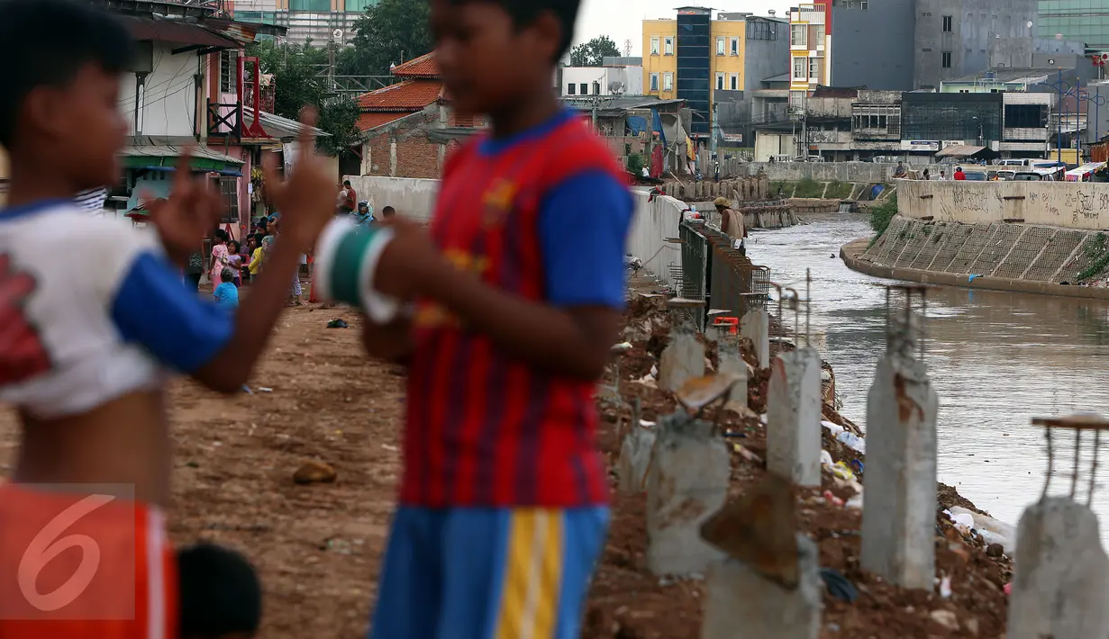 Suasana di Kelurahan Bukit Duri, Jakarta, Sabtu (7/1). Meski warga Kelurahan Bukit Duri memenangkan gugatan di PTUN Jaksel, proyek normalisasi di sepanjang sungai Ciliwung yang melintasi kawasan tersebut tetap dilanjutkan. (Liputan6.com/Johan Tallo)