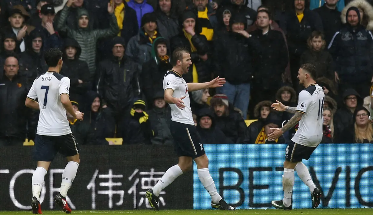 Para pemain Tottenham merayakan gol  Harry Kane saat melawan Watford pada laga Premier League di Vicarage Road, (1/1/2017). Spurs menang 4-1. (Action Images via Reuters/Paul Childs) 