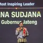 Penjabat Gubernur (Pj) Jawa Tengah, Nana Sudjana menerima penghargaan sebagai most inspiring leader pada Rabu (14/8/2024). (Foto: Istimewa)