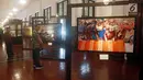 Pengunjung melihat karya foto yang dipamerkan di Museum Mandiri, Jakarta, Kamis (27/7). Pameran foto tersebut diikuti oleh 7 negara yaitu Vietnam, Singapura, Malaysia, Thailand, Australia, Belanda, Inggris dan Indonesia. (Liputan6.com/Pool)