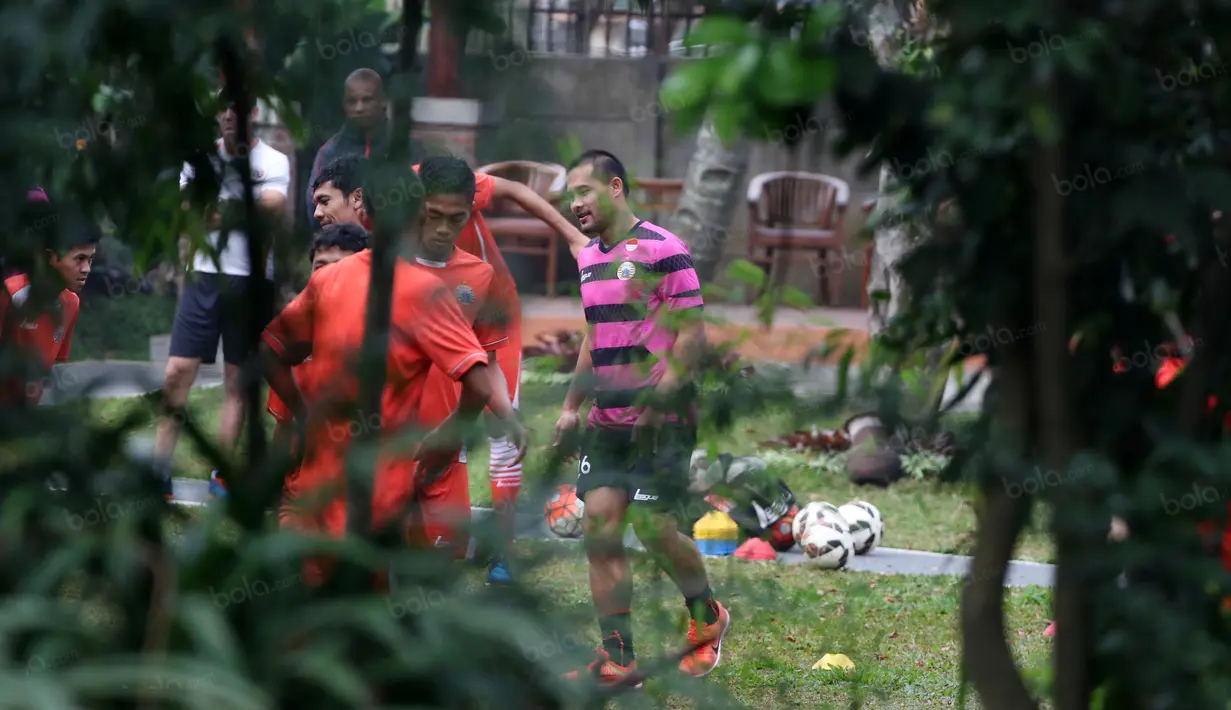 Suasana latihan pagi pemain dan pelatih Persija Jakarta jelang melawan Persib Bandung di Bandung, Sabtu (16/7/2016). (Bola.com/Nicklas Hanoatubun)