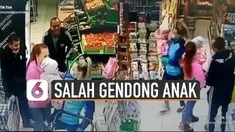 Kejadian lucu terjadi di sebuah supermarket. Ketika seorang ibu salah menggendong anaknya saat sedang belanja.