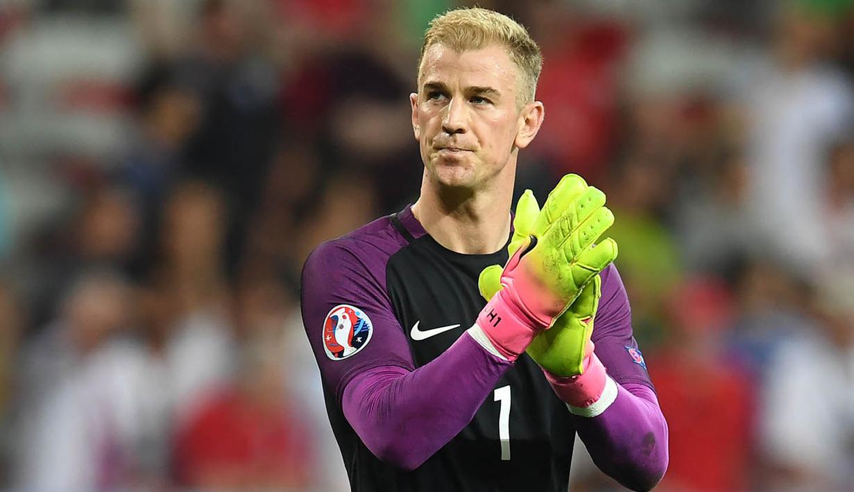 2. Joe Hart, kedatangan Pep Guardiola membuat posisi kiper nomor satu Manchester City ini posisinya terancam. Menurut Mirror, mantan pelatih Barca itu masih berniat mendatangkan Marc-Andre ter Stegen untuk dijadikan kiper utama. (AFP/Paul Ellis)
