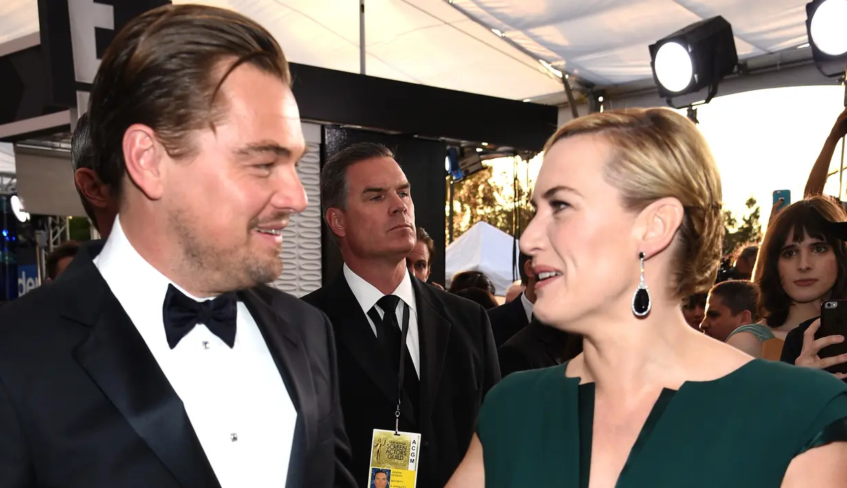 Aktor Leonardo DiCaprio (kiri) dan Kate Winslet menghadiri ajang penghargaan Screen Actors Guild Awards (SAG) 2016 di Los Angeles, California, 30 Januari 2016. (Dimitrios Kambouris/Getty Images untuk Turner/AFP)