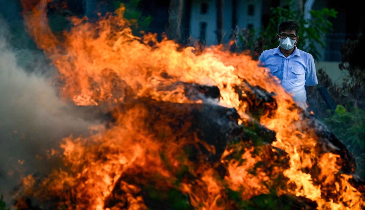 Pemusnahan narkotika jenis sabu dan kokain dilakukan dengan melarutkan barang haram tersebut dengan cairan kimia. Sedangkan untuk ganja, pemusnahan dilakukan dengan cara dibakar di area belakang markas Polda Aceh. (Chaideer MAHYUDDIN/AFP)