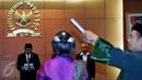 Wakil Ketua MPR RI Oesman Sapta Odang memimpin pembacaan sumpah atau janji Anggota MPR Pengganti Antar Waktu di Gedung Parlemen, Jakarta, Rabu (8/6). GKR Ayu Koes Indriyah dilantik menggantikan Sulistiyo yang meninggal dunia. (Liputan6.com/Johan Tallo)