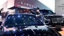 Pengunjung melihat-lihat mobil dalam Pameran Otomotif Internasional China Tengah ke-9 di Zhengzhou, Ibu Kota Provinsi Henan, China tengah, Jumat (12/6/2020). Lebih dari 70 merek mobil dari China dan luar negeri berpartisipasi dalam pameran tersebut. (Xinhua/Zhu Xiang)