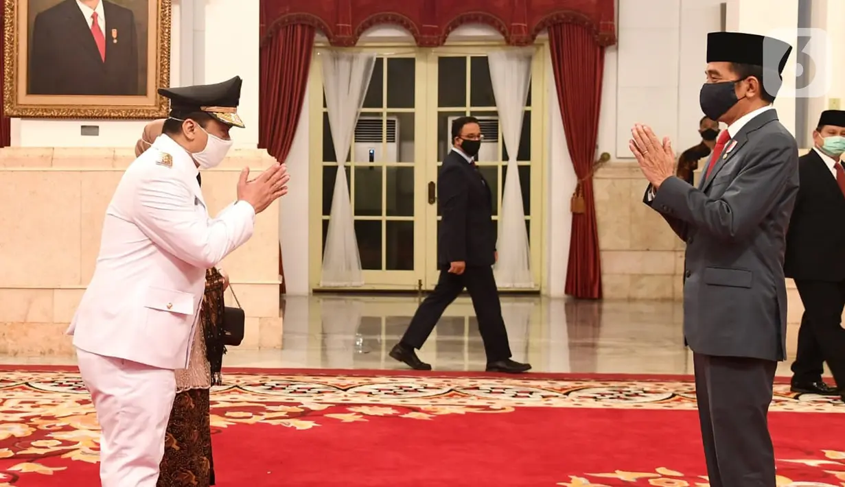 Presiden Joko Widodo memberi selamat Wakil Gubernur DKI Jakarta Ahmad Riza Patria usai pelantikan di Istana Negara, Jakarta, Rabu (15/4/2020). Politisi Partai Gerindra mengisi kursi Wagub DKI yang kosong hampir dua tahun sejak ditinggal Sandiaga Uno. (Biro Pers Kepresidenan)