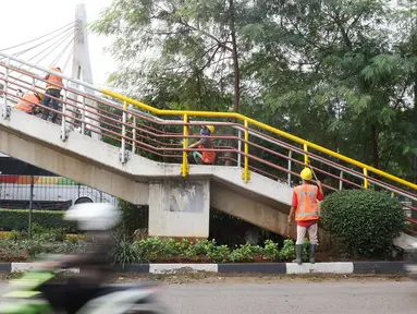 Pekerja mengecat jembatan penyeberangan orang (JPO) di kawasan Cipayung, Jakarta Timur, Rabu (30/5). Pengecatan dilakukan untuk merawat JPO agar tidak kusam dan lebih nyaman digunakan oleh pejalan kaki. (Liputan6.com/Immanuel Antonius)