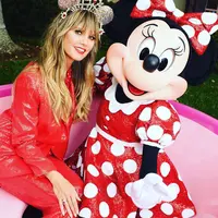 Heidi Klum dengan headband rancangannya dan Minnie Mouse (Instagram @heidiklum)