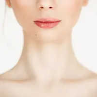 Selain faktor cuaca, penggunaan produk bibir yang mengandung bahan tertentu juga dapat memperburuk kondisi. (foto/dok: freepik/cookie_studio)