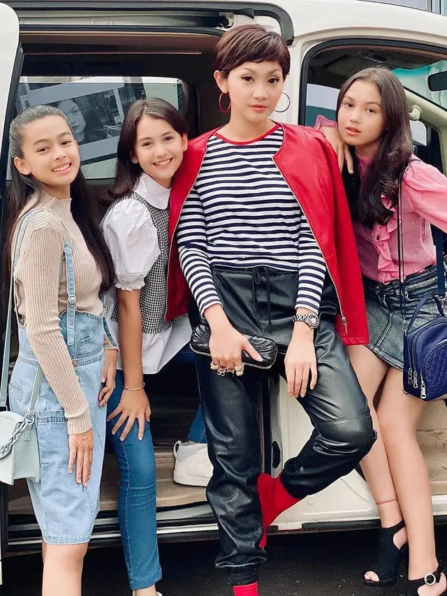 6 Potret Kebersamaan Sandrinna Michelle dan Saskia Chadwick, Akrab Banget