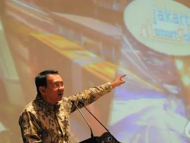 Gubernur DKI Basuki Tjahaja Purnama (Ahok) meluncurkan aplikasi smart city bagi warga Jakarta, Senin (15/12/2014). (Liputan6.com/Herman Zakharia)