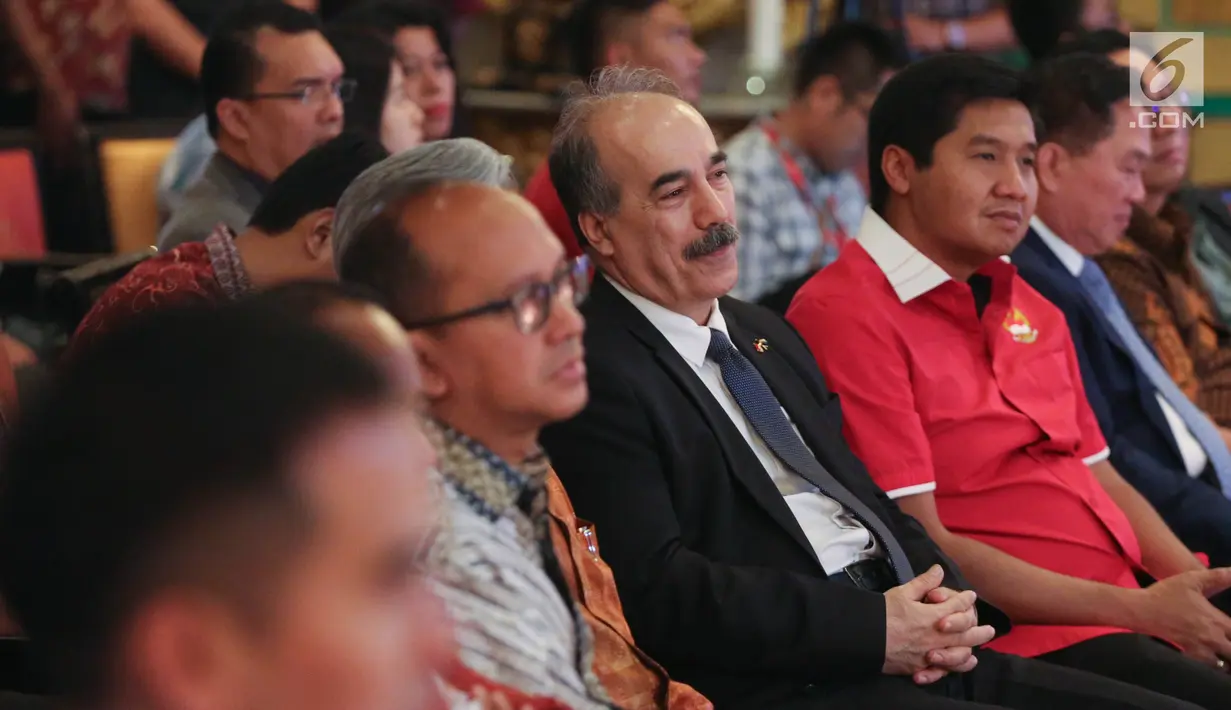 Wakil Dubes Palestina Taher Ibrahim Hamad didampingi Ketua Taruna Merah Putih Maruarar Sirait dalam acara galang dana untuk Palestina di Jakarta (8/15). Acara tersebut bertema Bersatu Untuk Kemanusiaan Save Palestine. (Liputan6.com/Faizal Fanani)