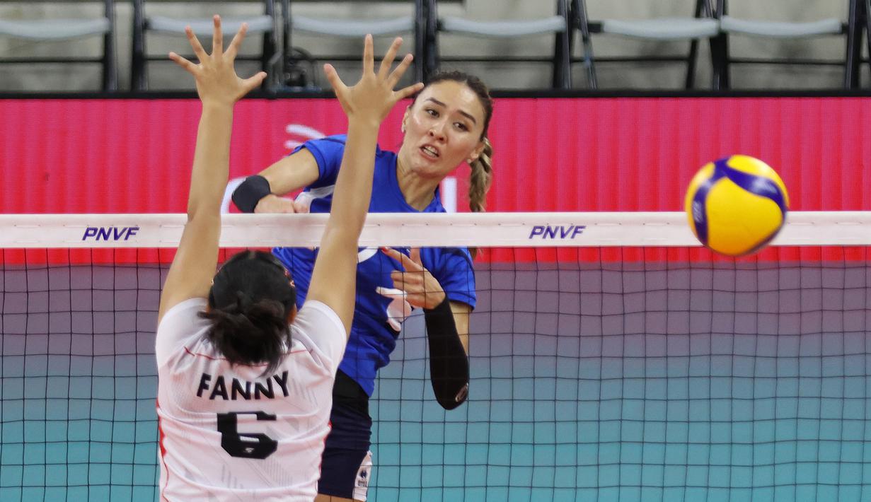 <p>Pemain Timnas voli putri Kazakhstan, Sana Anarkulova melepaskan spike yang berhasil menembus blok pemain Indonesia, Geofanny Eka pada laga Grup B AVC Challenge Cup 2024 di Rizal Memorial Coliseum, Manila, Filipina, Sabtu (25/5/2024). Kazakhstan menang 3-0 (25-17, 25-13, 25-22). (Asian Volleyball Confederation)</p>