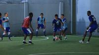 Skuat Persib Bandung berlatih di lapangan futsal Soulmate Makassar, Jumat (13/10/2017), jelang laga kontra PSM Makassar, akhir pekan nanti. (Bola.com/Abdi Satria)