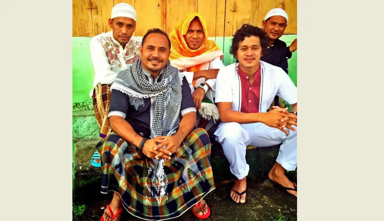 Imran Nahumarury (kiri depan) dan Rizky Pellu berfoto saat berada di Masjid Raya Negeri Tulehu, Maluku.