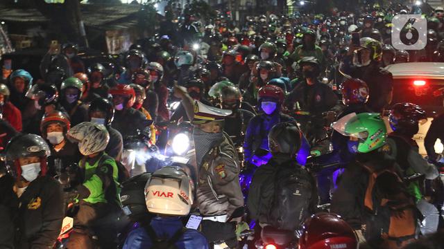 FOTO: Nekat, Pemudik Lawan Arus Lintasi Posko Penyekatan di Kedungwaringin