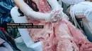 Dress tersebut dipadukan dengan gloves panjang lace warna putih. Membuat tampilannya bergaya feminim elegan. [@ashabaihaki]