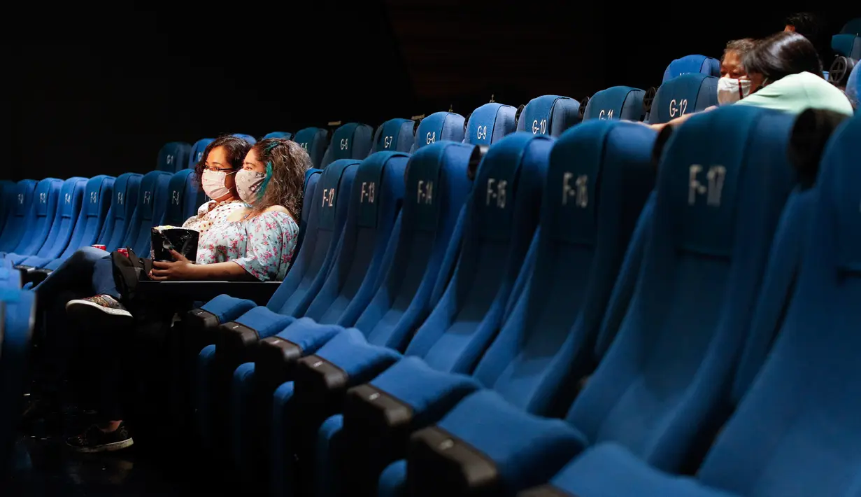 Penonton bioskop menunggu dimulainya sebuah film di teater dengan hanya segelintir orang, di bioskop Cineteca Nacional di Mexico City, Rabu (12/8/2020). Setelah ditutup hampir lima bulan akibat Corona, bioskop di ibu kota Meksiko dibuka kembali dengan kapasitas 30 persen (AP Photo/Rebecca Blackwell)