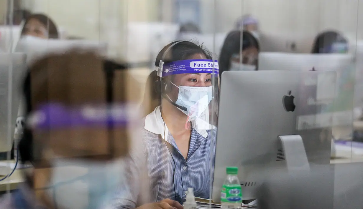 Sejumlah guru berlisensi menjawab panggilan telepon di Tele-Aral Center, Manila (6/10/2020). Tele-Aral Center adalah program saluran telepon khusus (hotline) nasional Filipina untuk membantu siswa mengikuti belajar kelas daring saat beradaptasi dengan pandemi COVID-19. (Xinhua/Rouelle Umali)