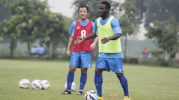 Striker Semen Padang, James Koko Lomel, bersiap memberikan umpan saat latihan jelang laga final Piala Jenderal Sudirman melawan Mitra Kukar di Lapangan Sutasom, Jakarta, Jumat (22/1/2016). (Bola.com/Vitalis Yogi Trisna)