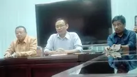 Rektor Unair Mohammad Nasih (tengah) resmi memberhentikan tersangka pencabulan anak itu dari jabatannya sebagai Wakil Dekan III FKG. (Liputan6.com/Dhimas Prasaja)