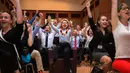 Di Konsulat Jenderal Jerman di New York, Amerika Serikat, (16/6/2014), Menteri Pertahanan Jerman, Ursula von der Leyen (tengah) merayakan kemenangan Der Panzer atas Portugal 4-0. (REUTERS/Adrees Latif)