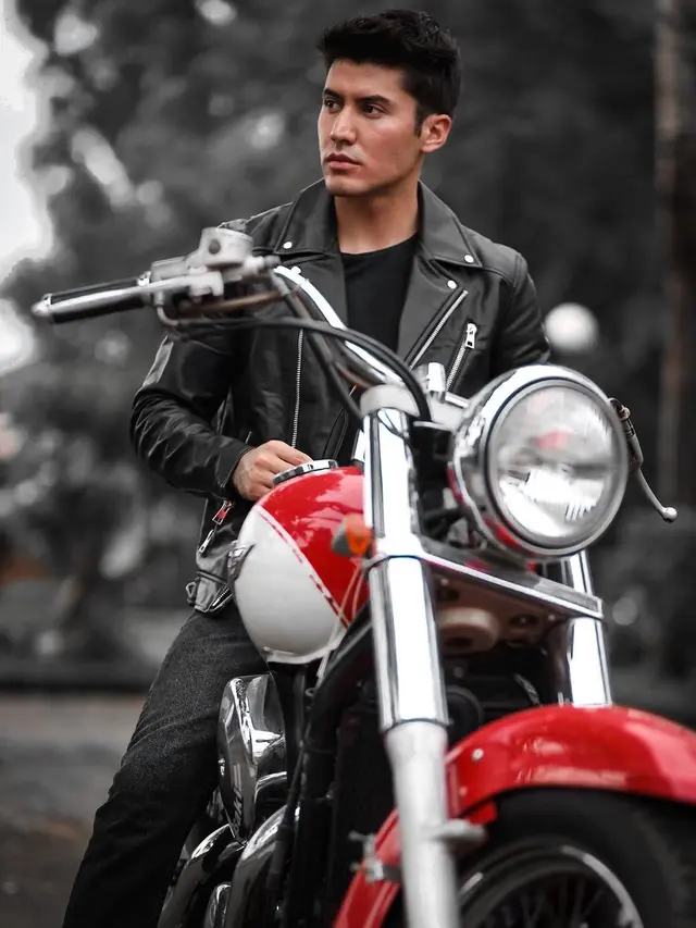 6 Gaya Valentino Peter dengan Moge Ini Tampil Makin Macho