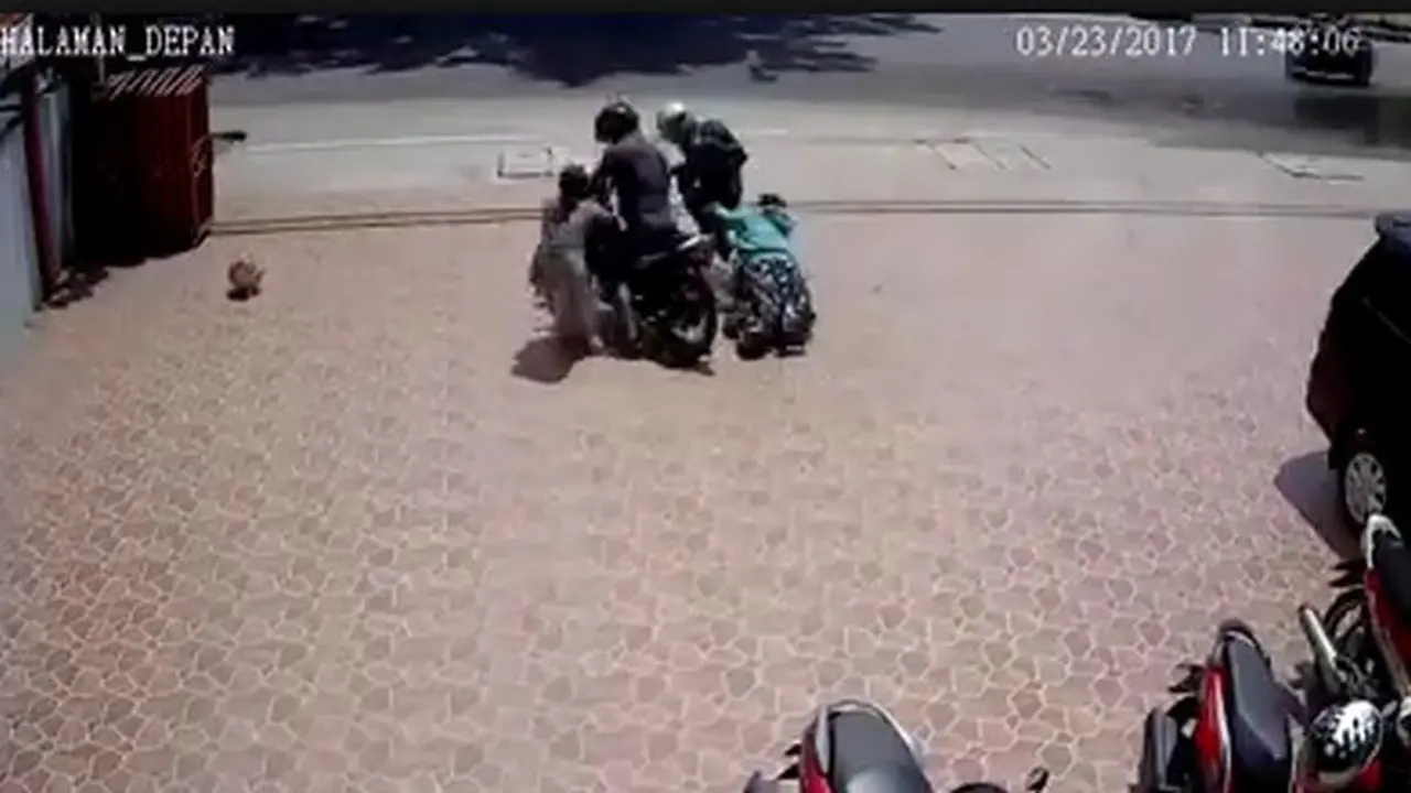 Aksi Emak-emak Lumpuhkan Jambret Bermotor