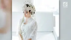 Momen pernikahan Adzana Bing Slamet menjadi bahan perbincangan publik. Sebab, saat dilaksanakan momen sungkeman, Adzana berciuman bibir dengan sang ayah.