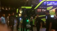 Para pemain Thailand terlihat saat turun dari bus yang mengangkut mereka ke hotel usai dikalahkan Timnas Indonesia di leg pertama final Piala AFF 2016, Rabu (14/12/2016). (Bola.com/Ario Yosia)