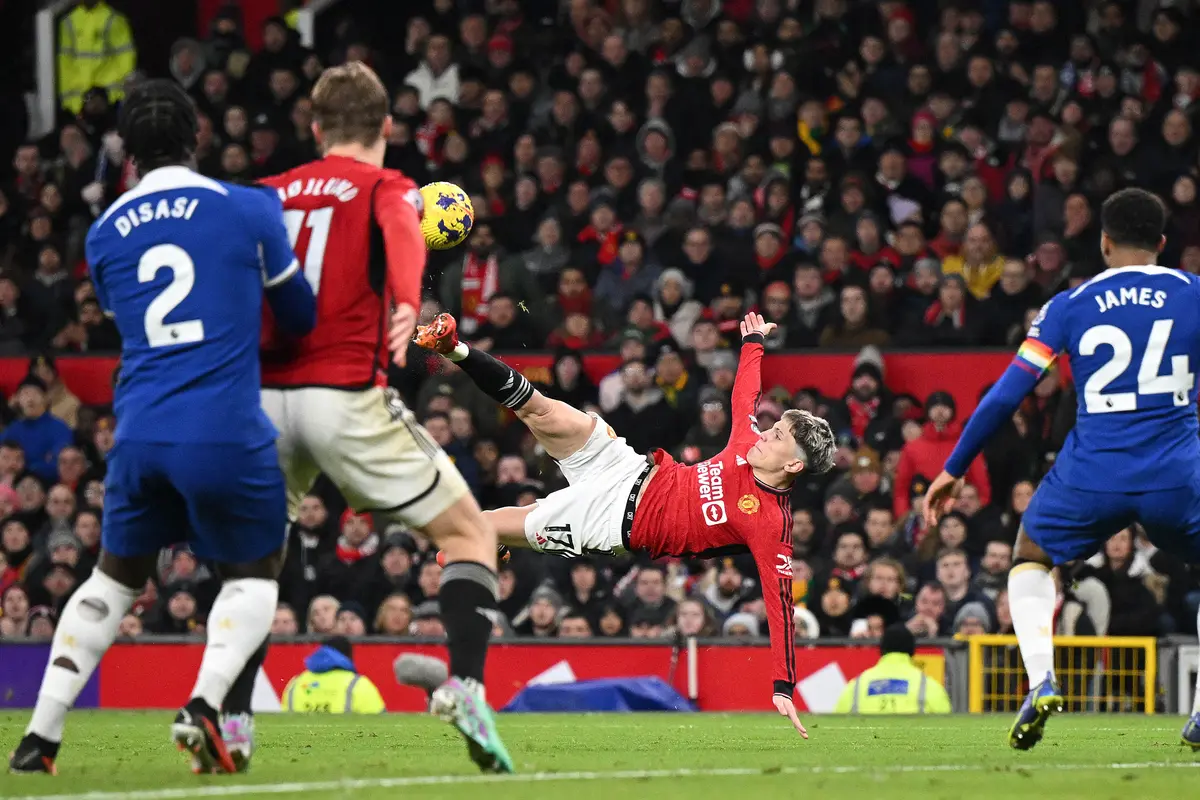 Foto: Garnacho Hampir Cetak Gol Indah Lagi Lewat Tendangan Salto ke Gawang Chelsea, Tapi Kali ini Bolanya ke Langit