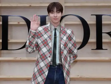 Hwang In Yeop baru-baru ini diketahui hadir dalam fashion show yang digelar oleh Dior. Penampilan pria kelahiran 19 Januari 1991 ini pun tak lepas dari sorotan media dan netizen. (Liputan6.com/IG/@hi_high_hiy)