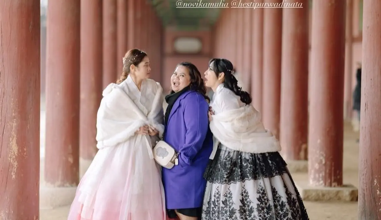 Apalagi saat sekeluarga cosplay jadi keluarga Kerajaan Korea dengan mengenakan hanbok. Athaya Alysha terlihat seperti putri mahkota. [@asyaaysa]