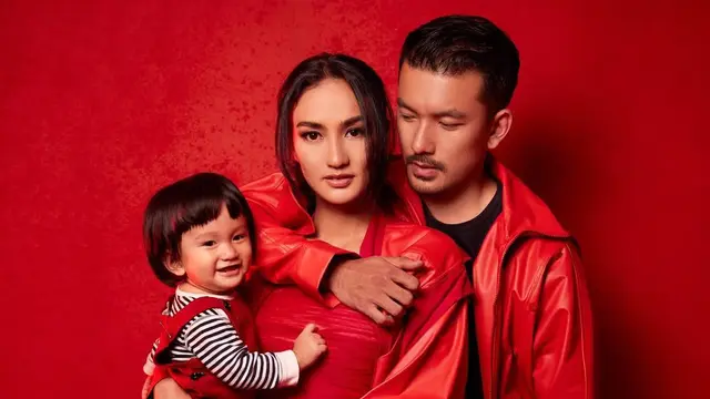 [Bintang] Bikin Iri, Ini 8 Foto Kekompakan Keluarga Rio Dewanto dan Atiqah Hasiholan
