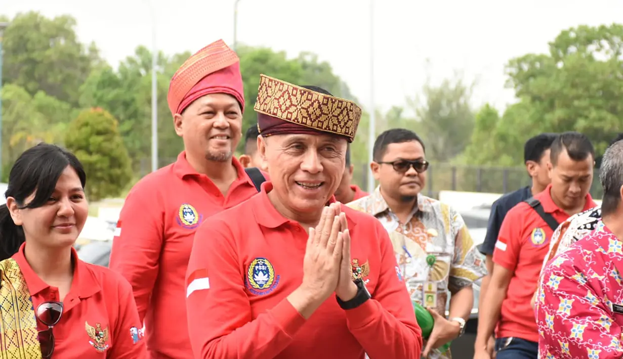 Ketum PSSI, Mochamad Iriawan, menyapa warga saat tiba di Stadion Utama Riau, Pekanbaru, Kamis (13/2). Stadion ini menjadi satu dari sebelas stadion yang dinominasikan sebagai tuan rumah Piala Dunia U-20 2021. (Dok PSSI)