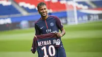 Bintang Brasil, Neymar, memegang jersey nomor 10 saat diperkenalkan sebagai pemain baru PSG di Stadion Parc des Princes, Paris, Jumat (4/8/2017). Neymar didatangkan dari Barcelona dengan harga 222 juta euro. (AFP/Lionel Bonaventure)