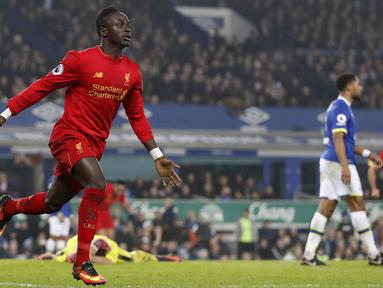 Penyerang Liverpool, Sadio Mane, merayakan gol yang dicetaknya ke gawang Everton pada laga Premier League di Stadion Goodison Park, Inggris, Senin (19/12/2016). Liverpool menang 1-0 atas Everton. (Reuters/Carl Recine)