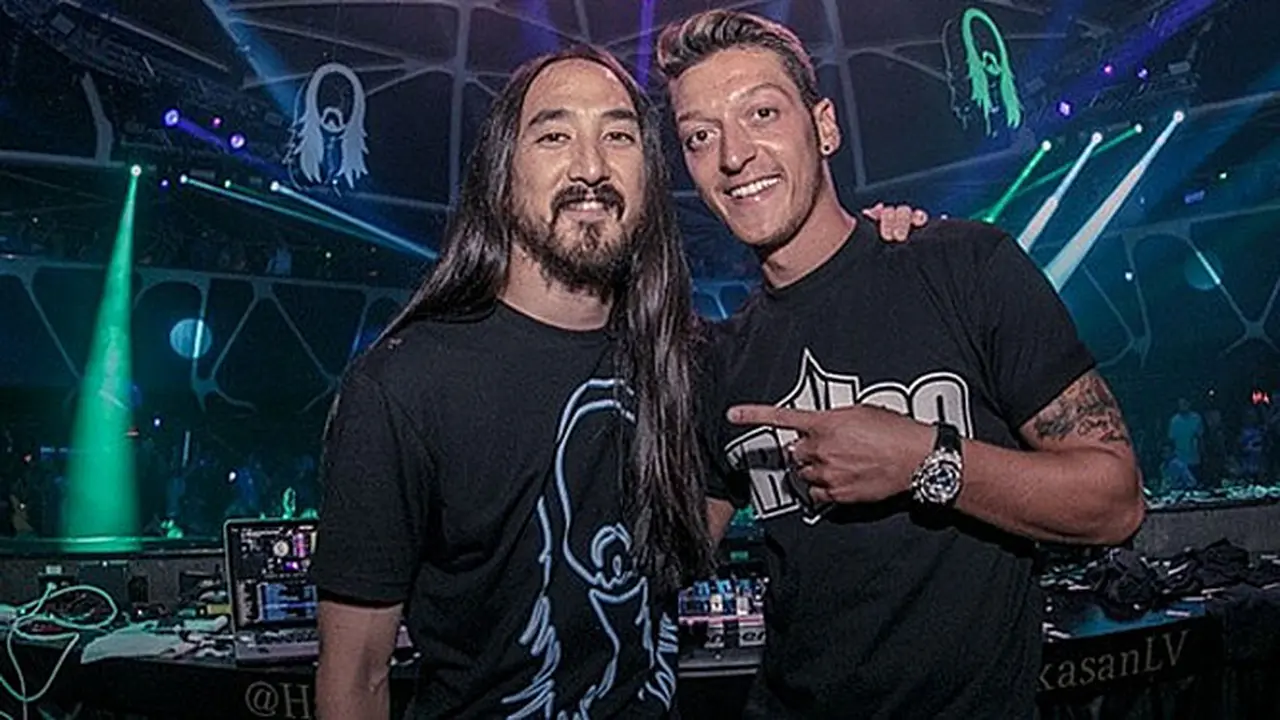 Mesut Ozil dan DJ Steve Aoki 