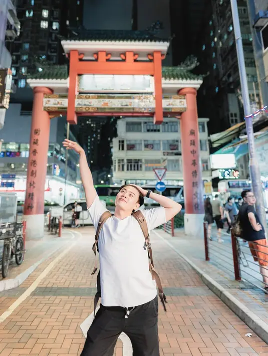 Selain logat Jawa Medok, Jang Hansoljuga dikenal kocak. Saat berlibur di Hongkong, ia mengabadikan foto dengan gaya lucunya. Namun penampilannya tetap keren saat mengenakan kaus putih dan celana hitam. (Liputan6.com/IG/@hansoljang110)