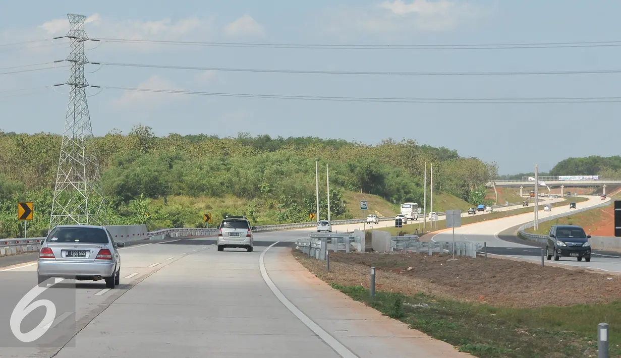 Sejumlah mobil melintas di Tol Cipali, Jawa barat, Senin (13/7/2015). Menjelang H-4 Lebaran, arus lalu lintas di Tol Cipali terlihat lancar. (Liputan6.com/Herman Zakharia)