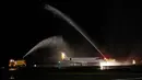 Pesawat Angkatan Udara Brasil membawa dua korban selamat dari kecelakaan pesawat Lamia yang menewaskan sebagian besar tim sepakbola Chapecoens di Kolombia dua pekan lalu, tiba di bandara Chapeco, Santa Catarina, Brasil, Rabu (13/12). (Marcio Cunha/AFP)