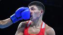 Petinju Kazakhstan, Berik Abdrakhmanov, terkena pukulan lawannya petinju AS, Carlos Zenon Balderas Jr, dalam laga kelas ringan (60 kg) Olimpiade Rio 2016 di Pavilion 6 Riocentro, Rio de Janeiro, Brasil, (6/8/2016). (AFP/Yuri Cortez)