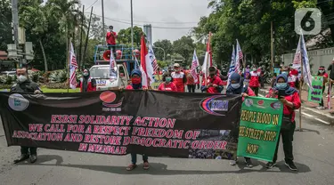 Sejumlah massa yang tergabung dalam KSBSI melakukan aksi solidaritas di depan Kedubes Myanmar, Jakarta, Rabu (10/3/2021). Dalam aksi solidaritas tersebut massa mengutuk keras atas kudeta militer dan mendesak penegakan demokrasi serta perlindungan HAM di Myanmar. (Liputan6.com/Faizal Fanani)