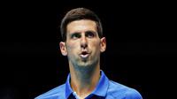 Petenis Serbia, Novak Djokovic, tampak menghela nafas usai ditaklukkan Petenis Rusia, Daniil Medvedev, pada ATP Finals di O2 Arena, London, Kamis (19/11/2020). Petenis nomor satu dunia itu takluk 3-6 3-6. (AP/Frank Augstein)